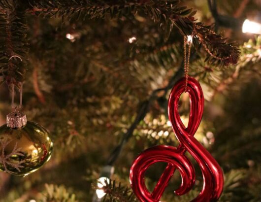 The image of the decorated christmas tree